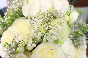 Ein wunderschöner Blumenstrauß mit Rosen, der als Hochzeitsdekoration dient.