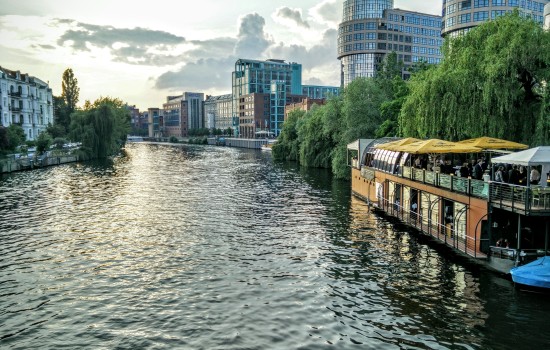 patio-restaurant-schiff-bruecke